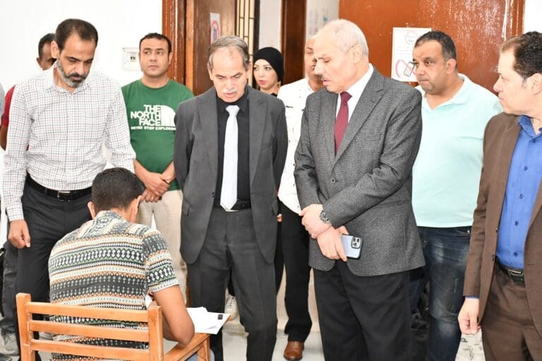رئيس جامعة قناة السويس يتفقد سير امتحانات كلية الزراعة قبيل بدء إجازة عيد الأضحى 18 رئيس جامعة قناة السويس يتفقد سير امتحانات كلية الزراعة قبيل بدء إجازة عيد الأضحى