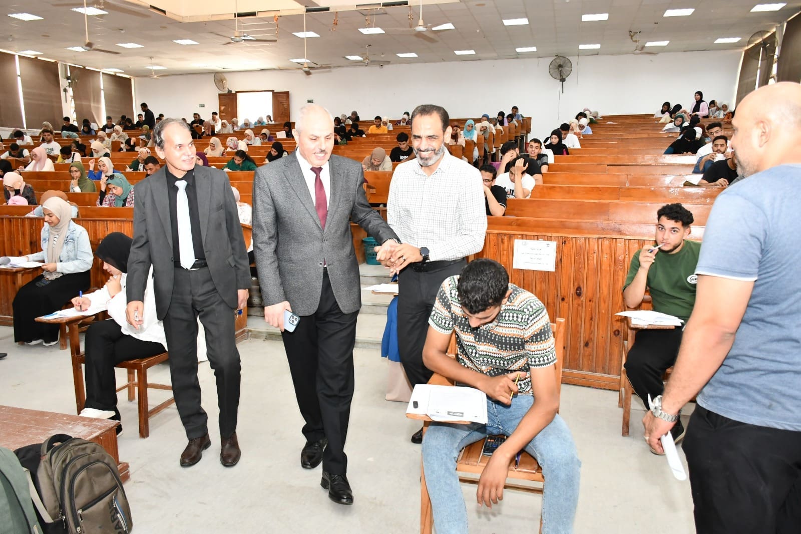 رئيس جامعة قناة السويس يتفقد لجان امتحانات كلية التمريض ويطمئن على سير العملية الامتحانية 1 رئيس جامعة قناة السويس يتفقد لجان امتحانات كلية التمريض ويطمئن على سير العملية الامتحانية