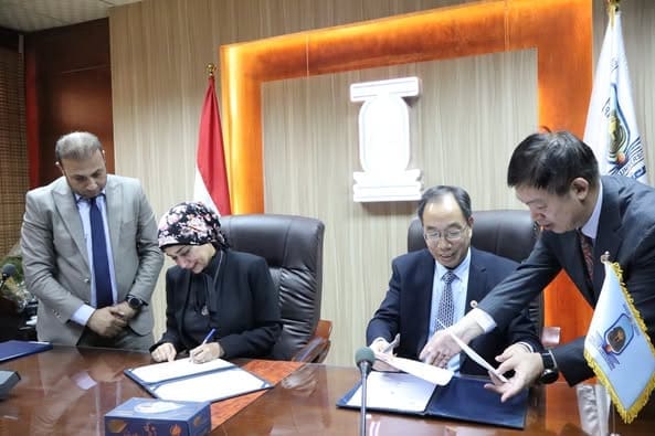 جامعة الأقصر توقع مع جامعة شاندونغ نورمال الصينية مذكرة تفاهم للتعاون الأكاديمي 1 IMG 20250614 WA0016 جامعة جامعة الأقصر توقع مع جامعة شاندونغ نورمال الصينية مذكرة تفاهم للتعاون الأكاديمي موقع في الجامعة