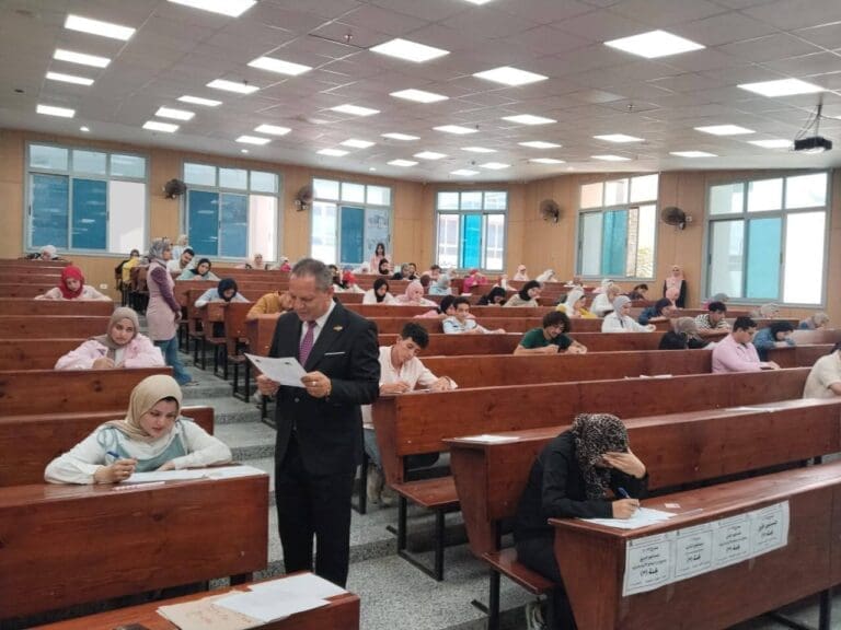 رئيس جامعة دمياط يتفقد امتحانات كلية الآثار 2 IMG 20250615 WA0069 1 برنامج رئيس جامعة دمياط يتفقد امتحانات كلية الآثار موقع في الجامعة