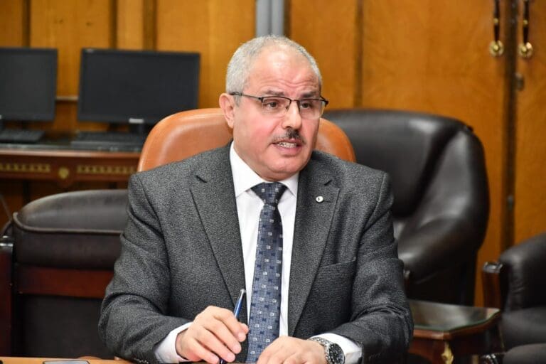 جامعة قناة السويس تفتح باب التقديم لبرنامج البكالوريوس المكثف في علوم التمريض 12 رئيس جامعة قناة السويس