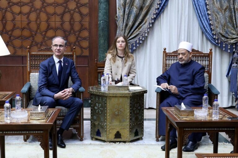 الإمام الأكبر لرئيس وزراء صربيا: الأزهر يرسخ في طلابه أن حبَّ الوطن أمر مقدس 30 IMG 20250618 WA0028 رئيس الإمام الأكبر لرئيس وزراء صربيا: الأزهر يرسخ في طلابه أن حبَّ الوطن أمر مقدس موقع في الجامعة