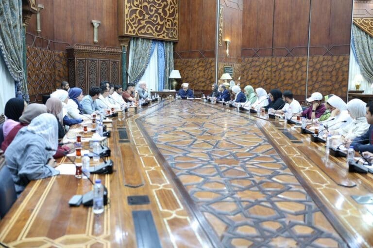 شيخ الأزهر لوفد طلابي من جامعتي جورج واشنطن والجامعة الأمريكيَّة : ما يحدث في غزة فضح الصَّمت العالمي 17 IMG 20250619 WA0005 ثانوية عامة شيخ الأزهر لوفد طلابي من جامعتي جورج واشنطن والجامعة الأمريكيَّة : ما يحدث في غزة فضح الصَّمت العالمي موقع في الجامعة