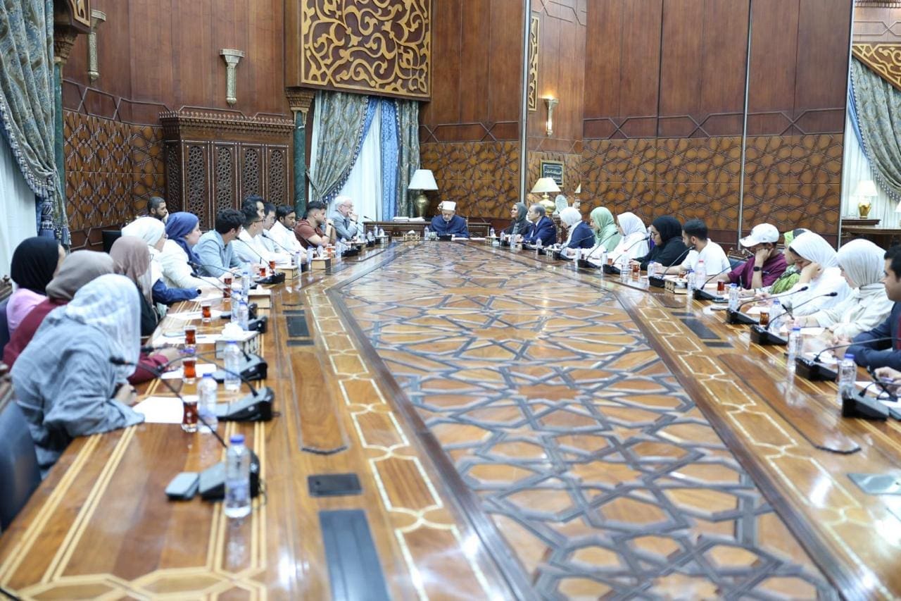 شيخ الأزهر لوفد طلابي من جامعتي جورج واشنطن والجامعة الأمريكيَّة : ما يحدث في غزة فضح الصَّمت العالمي 1 IMG 20250619 WA0005 شيخ الأزهر شيخ الأزهر لوفد طلابي من جامعتي جورج واشنطن والجامعة الأمريكيَّة : ما يحدث في غزة فضح الصَّمت العالمي موقع في الجامعة