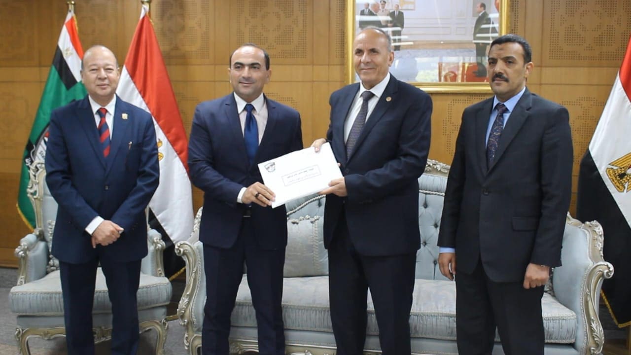 باحث من جامعة أسيوط يحصد جائزة قضايا الدولة لبحثه حول الاستثمار في بناء الإنسان 1 IMG 20250619 WA0020 جامعة أسيوط باحث من جامعة أسيوط يحصد جائزة قضايا الدولة لبحثه حول الاستثمار في بناء الإنسان موقع في الجامعة