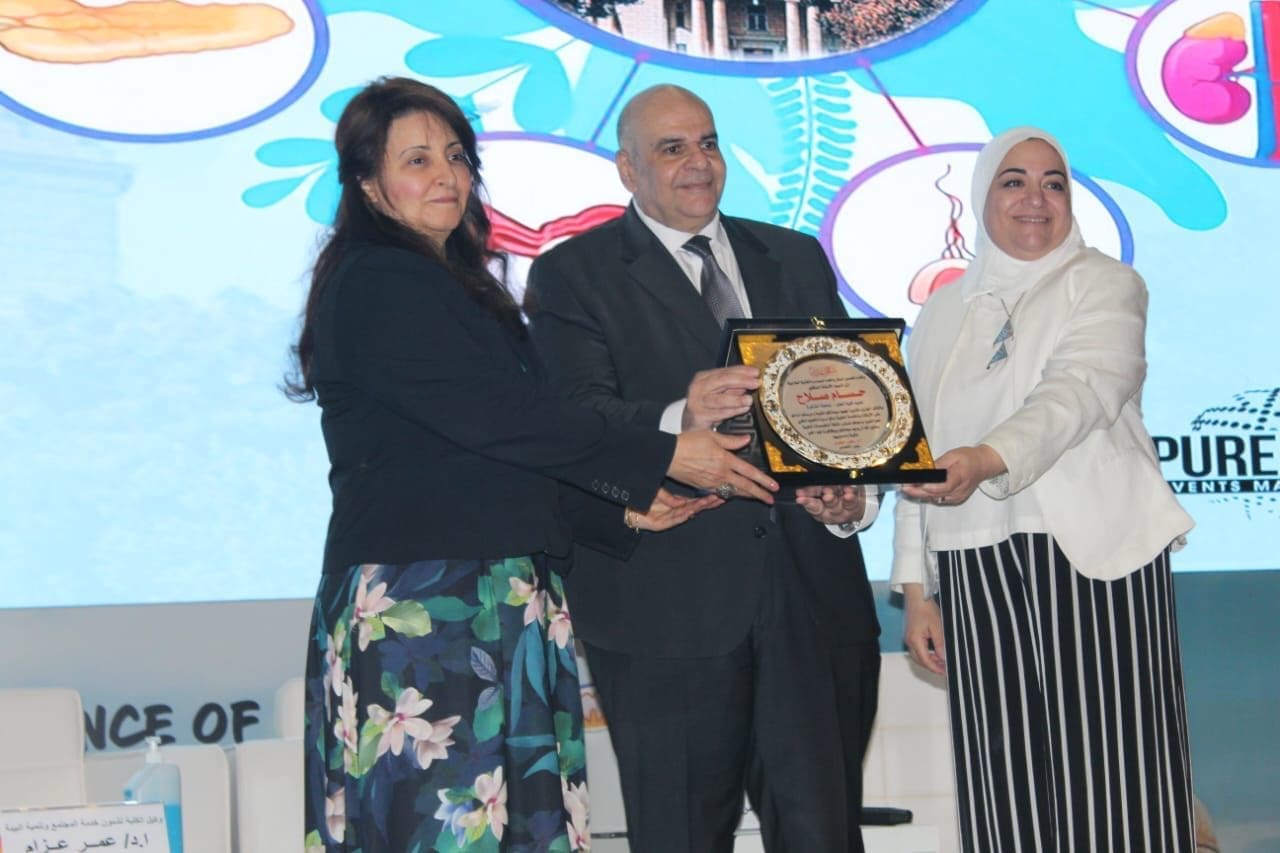 الأستاذ الدكتور عمر عزام يشارك بالمؤتمر السنوي لمرضى السكري والغدد الصماء بقصر العيني 1 IMG 20250619 WA0102 المؤتمر الأستاذ الدكتور عمر عزام يشارك بالمؤتمر السنوي لمرضى السكري والغدد الصماء بقصر العيني موقع في الجامعة