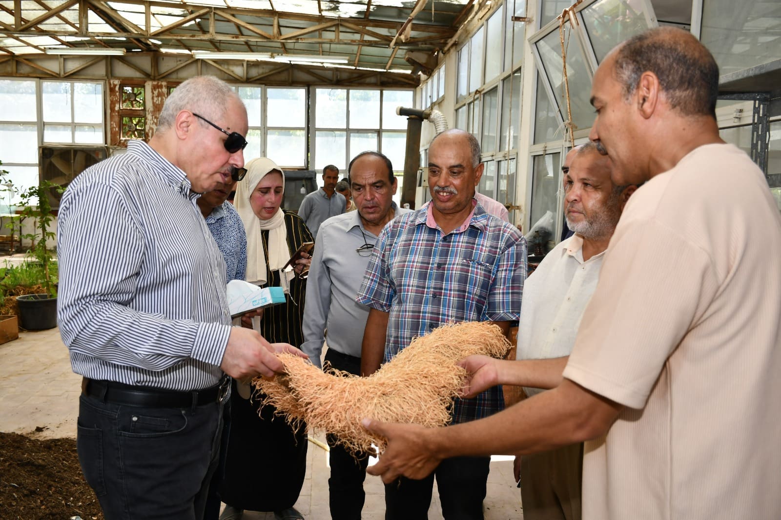 رئيس جامعة قناة السويس يتفقد وحدة تدوير المخلفات.. ويؤكد الدعم الجامعة للمشروعات البيئية والإنتاج العضوي 1 رئيس جامعة قناة السويس يتفقد وحدة تدوير المخلفات