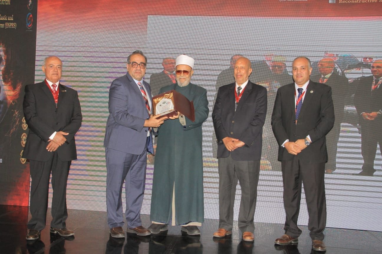 بحضور محافظ الوادي الجديد وممثلي “الصحة” و”التضامن”.. الجمعية الشرعية تطلق مؤتمرها الأول للحروق - صور 1 IMG 20250621 WA00581 الجمعية الشرعية بحضور محافظ الوادي الجديد وممثلي “الصحة” و”التضامن”.. الجمعية الشرعية تطلق مؤتمرها الأول للحروق - صور موقع في الجامعة