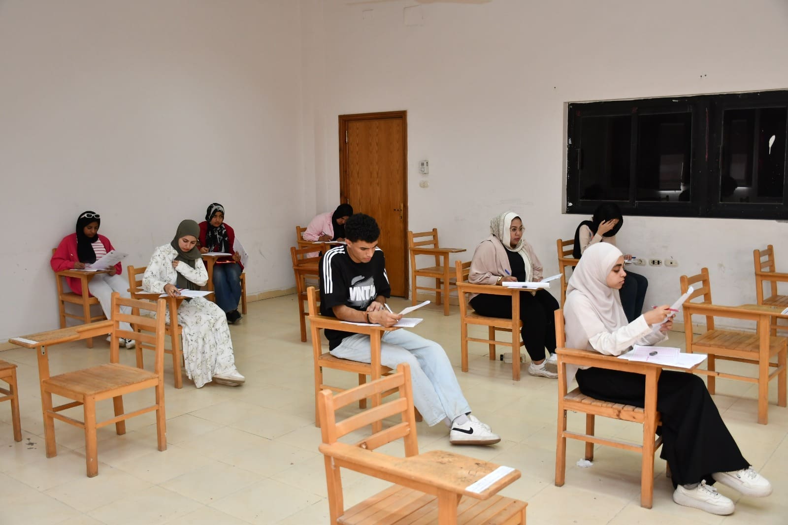 رئيس جامعة قناة السويس يتابع امتحانات كلية السياحة والفنادق.. واختتام اللجان 24 يونيو 1 رئيس جامعة قناة السويس يتابع امتحانات كلية السياحة والفنادق.. واختتام اللجان 24 يونيو