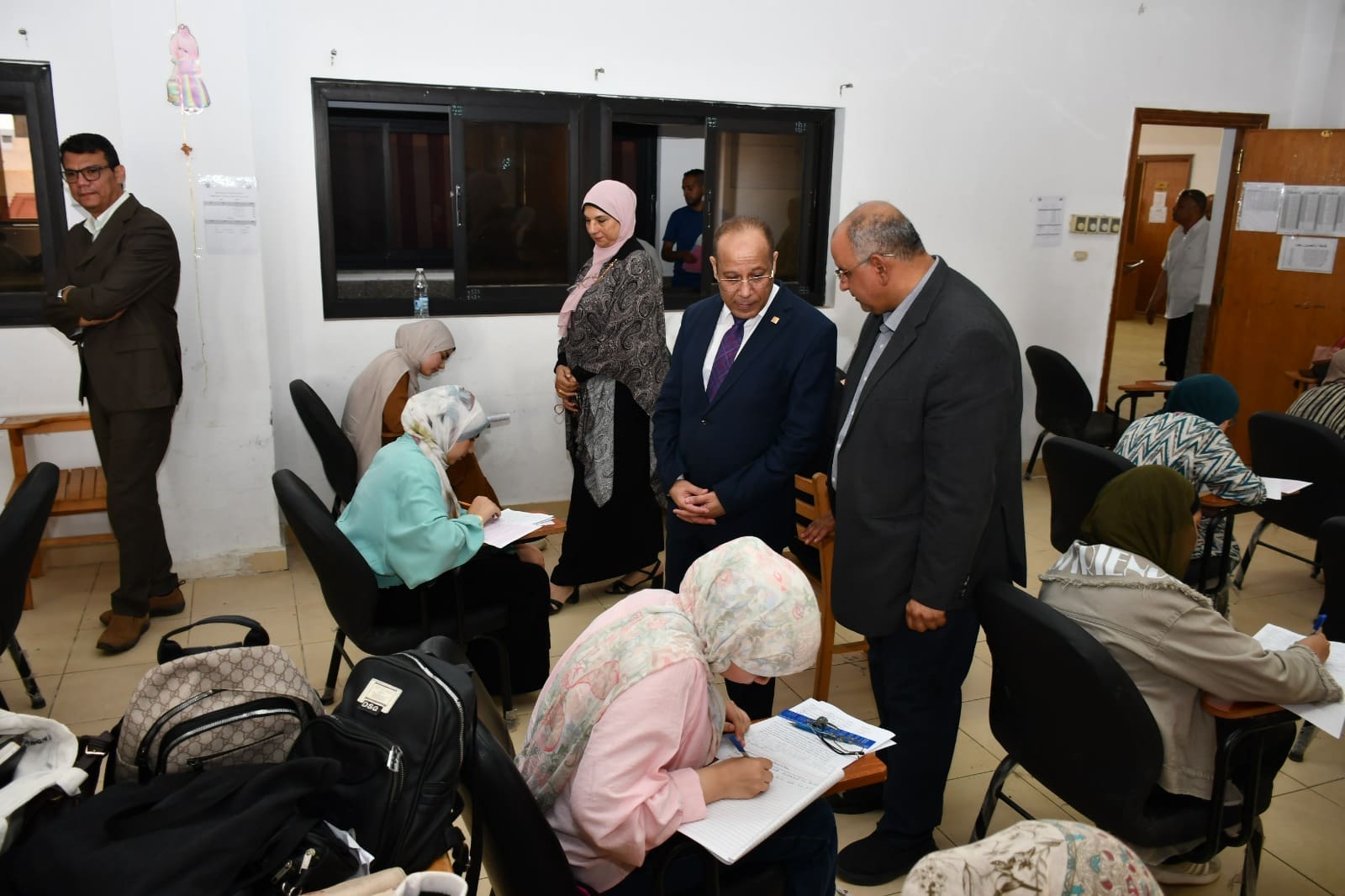 رئيس جامعة قناة السويس يتفقد امتحانات كلية الألسن ويؤكد انتظامها بجميع التخصصات 1 رئيس جامعة قناة السويس يتفقد امتحانات كلية الألسن ويؤكد انتظامها بجميع التخصصات