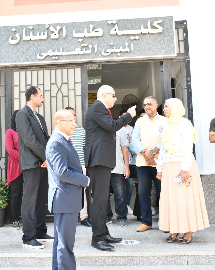 رئيس جامعة قناة السويس يتفقد سير امتحانات كلية طب الأسنان ويشيد بانضباط الطلاب 1 رئيس جامعة قناة السويس يتفقد سير امتحانات كلية طب الأسنان ويشيد بانضباط الطلاب