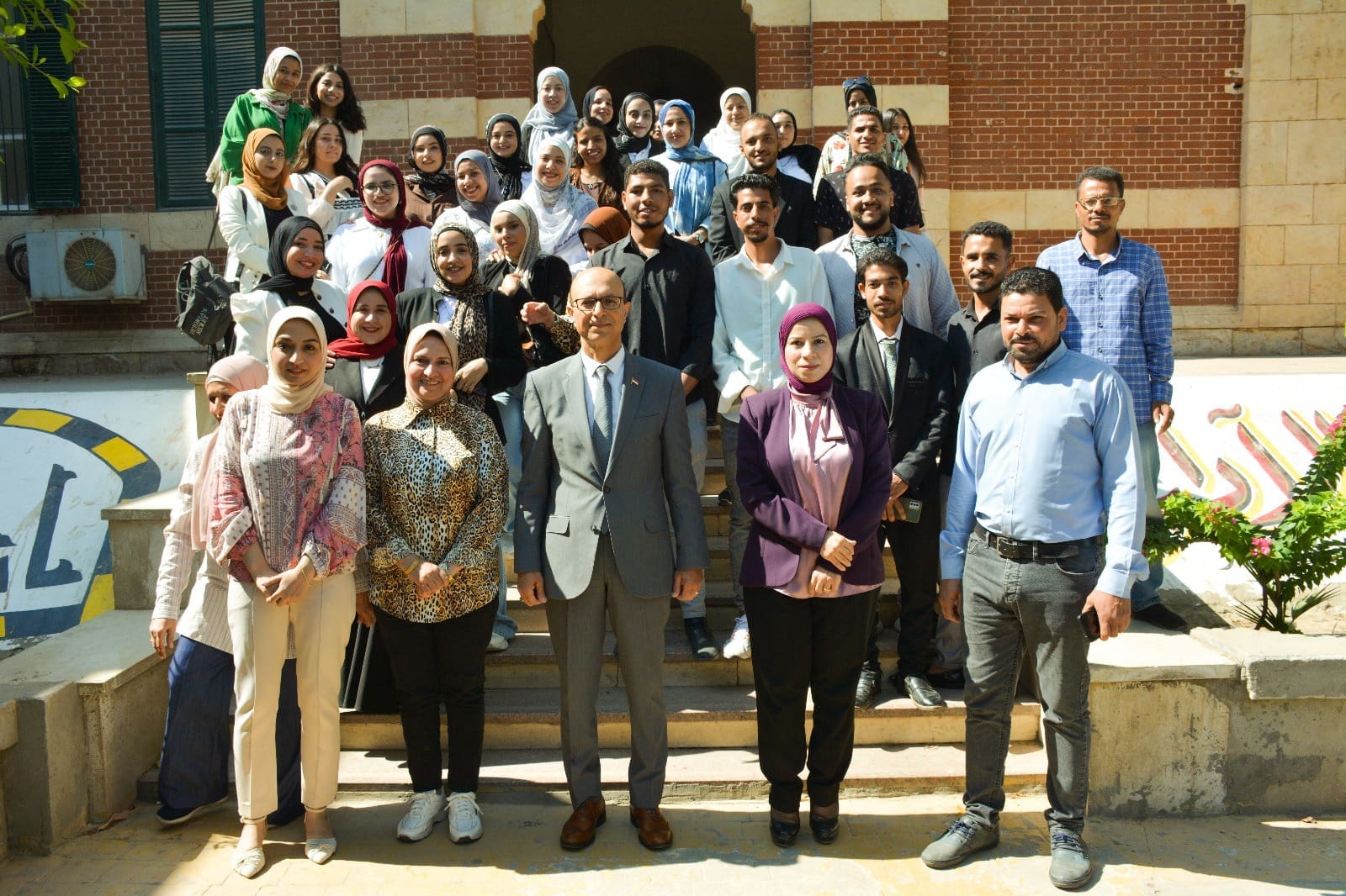 رئيس جامعة أسيوط يفاجئ طلاب قسم الإعلام بزيارة داعمة خلال تحكيم مشروعات التخرج 1 IMG 20250622 WA0085 جامعة رئيس جامعة أسيوط يفاجئ طلاب قسم الإعلام بزيارة داعمة خلال تحكيم مشروعات التخرج موقع في الجامعة