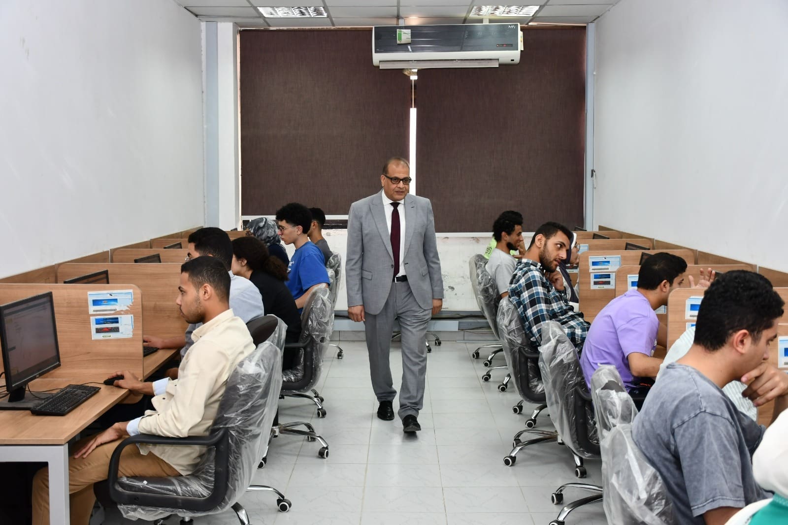 343 طالبًا يؤدون امتحاناتهم إلكترونيًا بكلية الطب بجامعة الإسماعيلية الأهلية تحت متابعة ميدانية 1 343 طالبًا يؤدون امتحاناتهم إلكترونيًا بكلية الطب بجامعة الإسماعيلية الأهلية تحت متابعة ميدانية