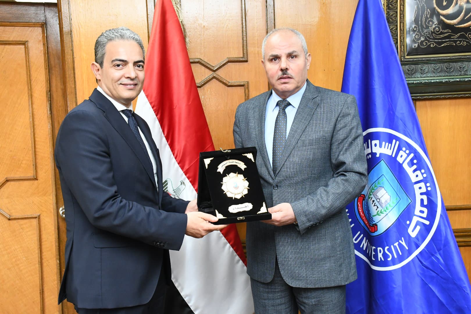 جامعة قناة السويس تُكرّم المشاركين في الجلسات الحوارية بمؤتمر كلية التجارة 1 جامعة قناة السويس تُكرّم المشاركين في الجلسات الحوارية