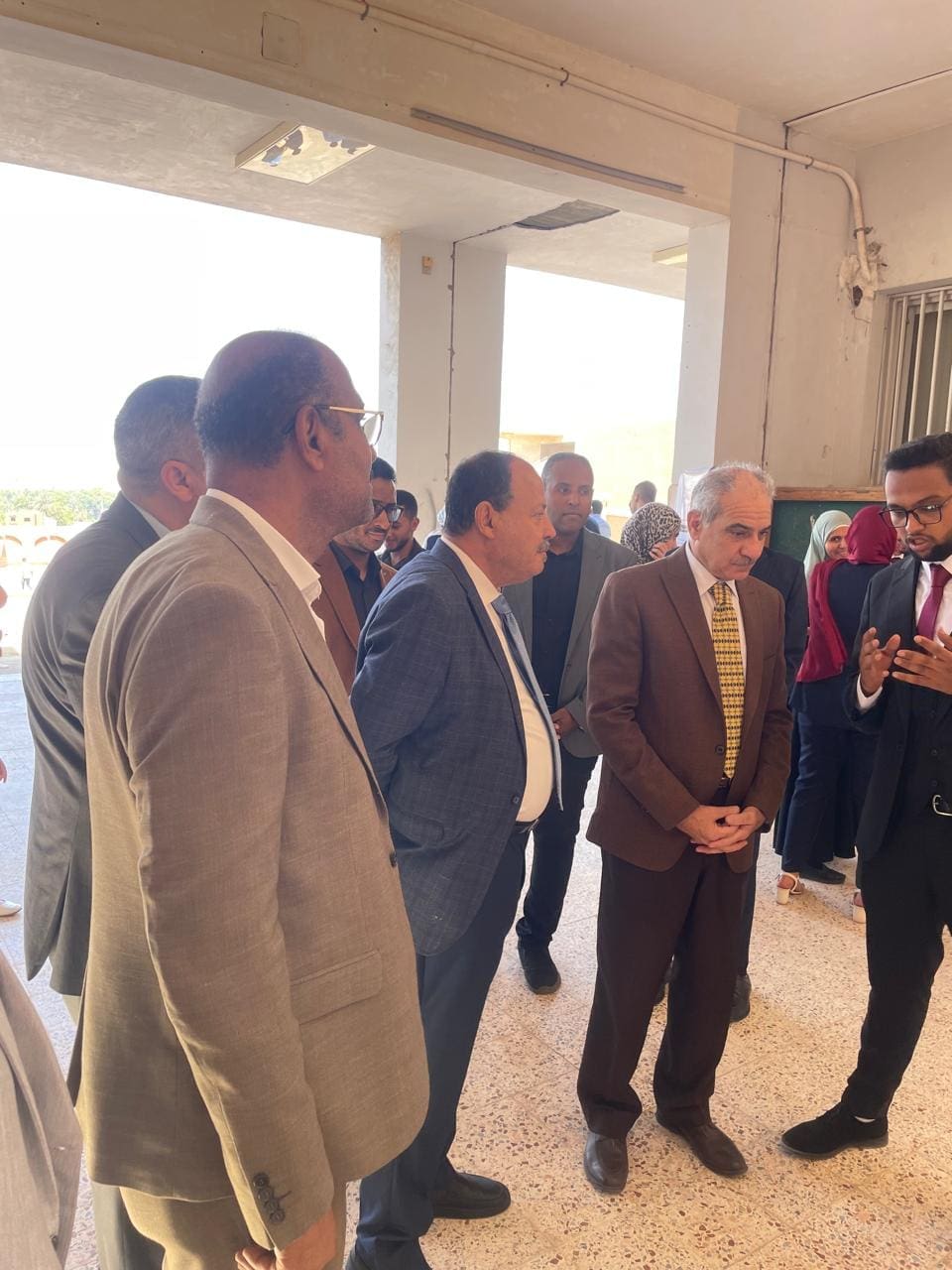 رئيس جامعة أسوان يشهد مناقشات مشروعات تخرج كلية الهندسة 1 رئيس جامعة أسوان يشهد مناقشات مشروعات تخرج كلية الهندسة