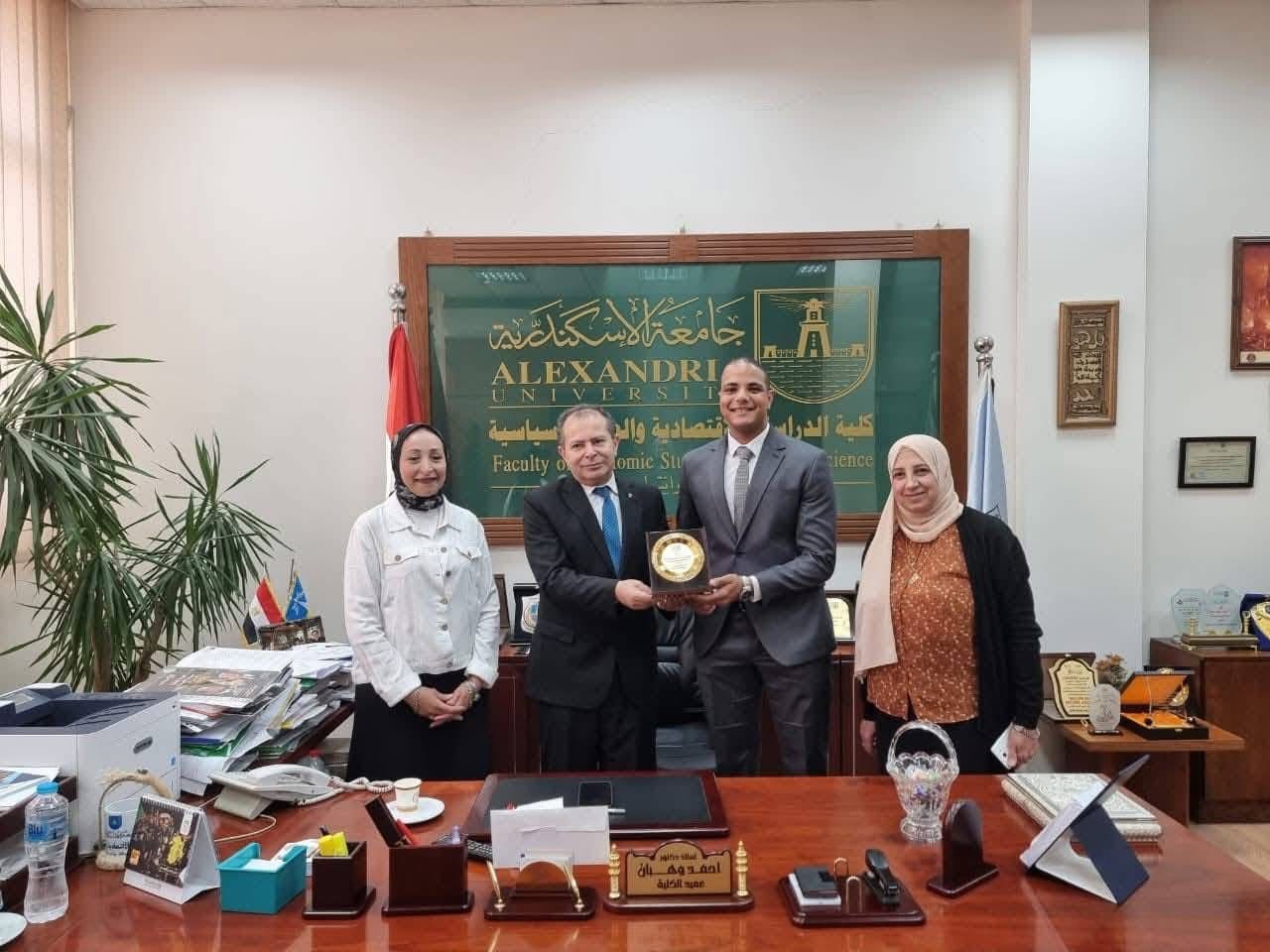 رئيس جامعة الإسكندرية يهنئ الملحقين الدبلوماسيين الجدد من خريجي كلية الدراسات الاقتصادية والعلوم السياسية 1 IMG 2281 جامعة رئيس جامعة الإسكندرية يهنئ الملحقين الدبلوماسيين الجدد من خريجي كلية الدراسات الاقتصادية والعلوم السياسية موقع في الجامعة