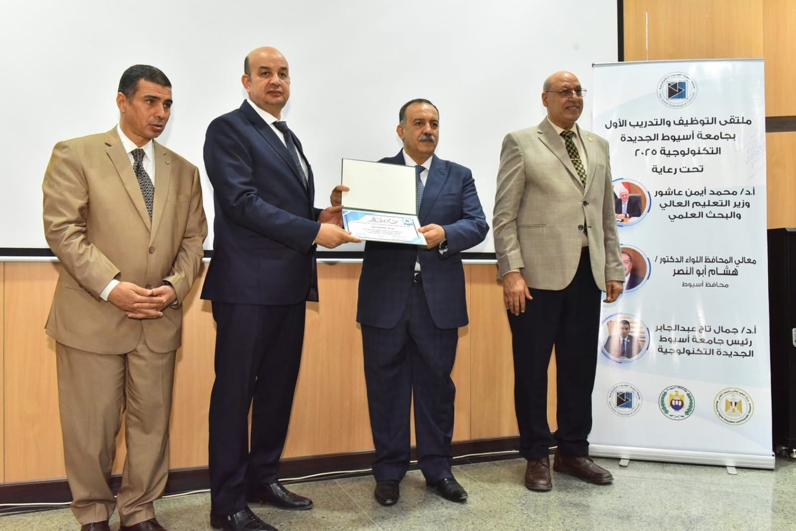 محافظ أسيوط يشهد انطلاق ملتقى التوظيف والتدريب الأول بالجامعة الجديدة التكنولوجية 1 IMG 3756 محافظ محافظ أسيوط يشهد انطلاق ملتقى التوظيف والتدريب الأول بالجامعة الجديدة التكنولوجية موقع في الجامعة