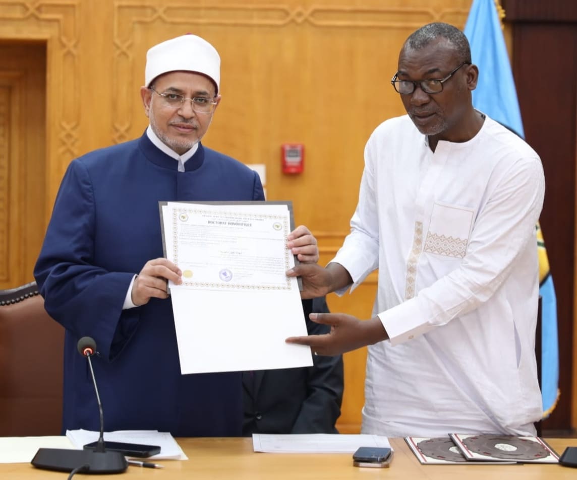 جامعة أفريقيا الفرنسية بمالي تمنح الدكتوراه الفخرية لرئيس جامعة الأزهر ومستشارة شيخ الأزهر 1 جامعة أفريقيا الفرنسية بمالي تمنح الدكتوراه الفخرية لرئيس جامعة الأزهر ومستشارة شيخ الأزهر