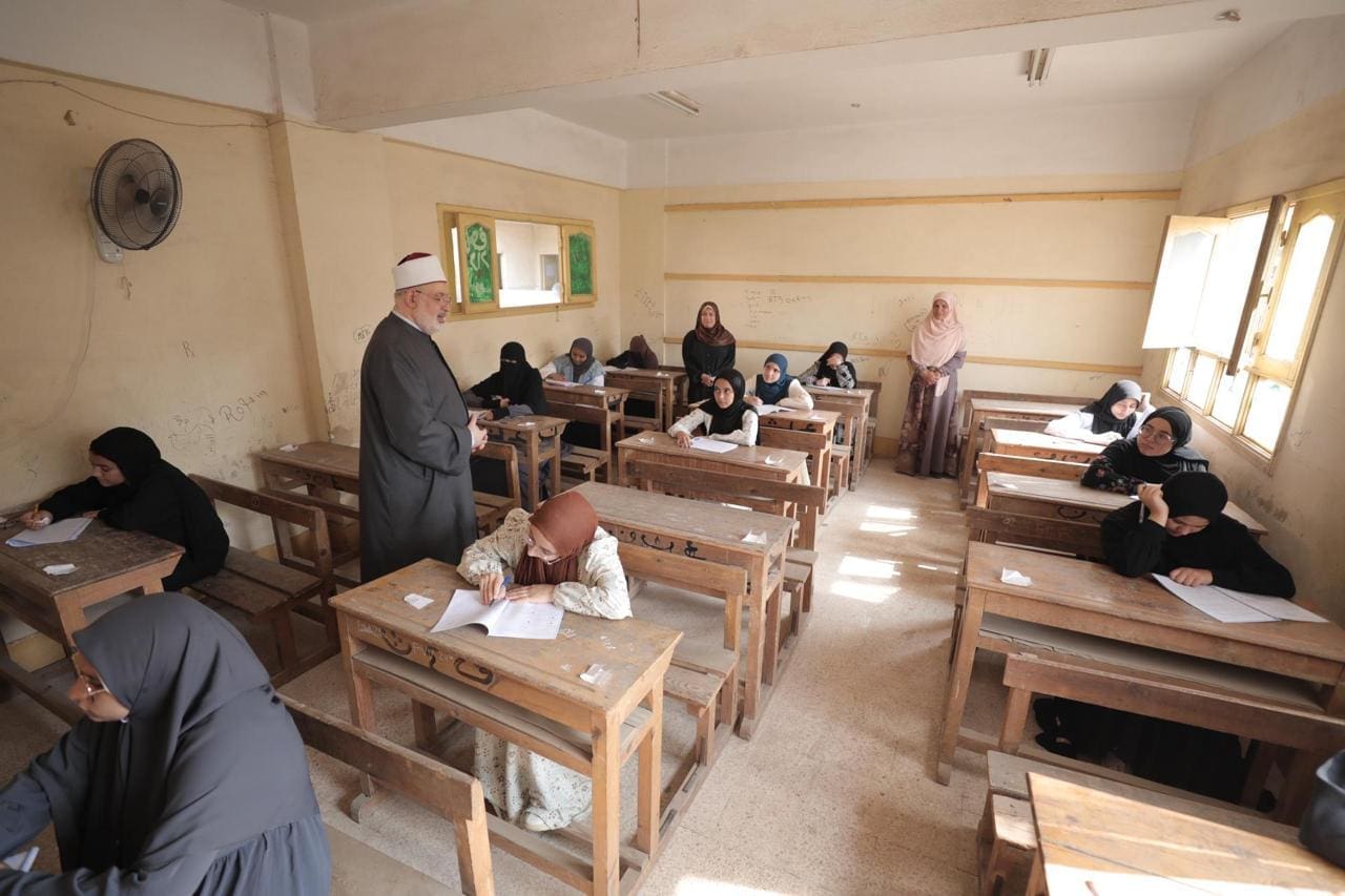 طلاب القسم الأدبي للثانوية الأزهرية يؤدون امتحان "التاريخ".. غدًا 1 b2e32a37 0035 4223 a5ce e75fbd543061 1 القسم الأدبي طلاب القسم الأدبي للثانوية الأزهرية يؤدون امتحان "التاريخ".. غدًا موقع في الجامعة