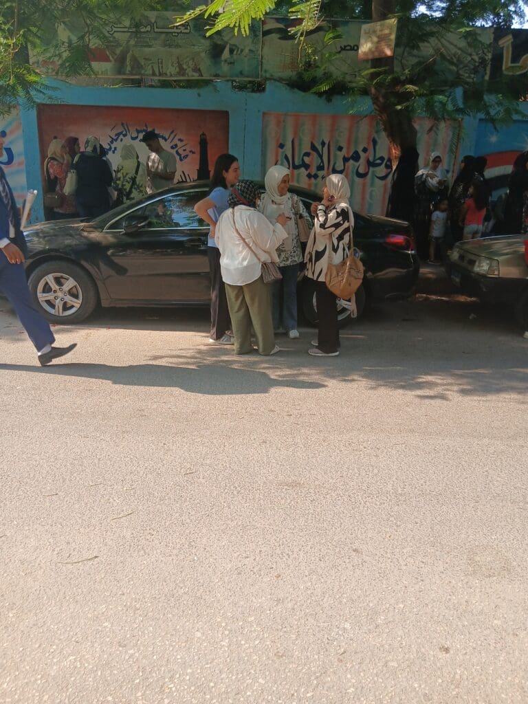 بدء توافد طلاب الثانوية العامة إلى مدرسة جمال عبد الناصر بالدقي لأداء امتحاني التاريخ والفيزياء 19 ٢٠٢٥٠٦٢٢ ٠٨٥٥١٩ محافظ بدء توافد طلاب الثانوية العامة إلى مدرسة جمال عبد الناصر بالدقي لأداء امتحاني التاريخ والفيزياء موقع في الجامعة