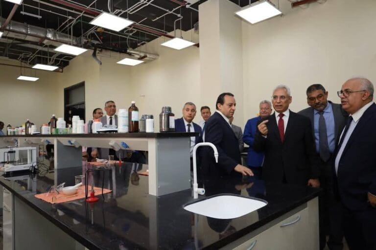 رئيس جامعة المنيا يفتتح 9 معامل تعليمية متقدمة بكلية الصيدلة بالجامعة الأهلية 22 FB IMG 1752087841673 صيدلة رئيس جامعة المنيا يفتتح 9 معامل تعليمية متقدمة بكلية الصيدلة بالجامعة الأهلية موقع في الجامعة