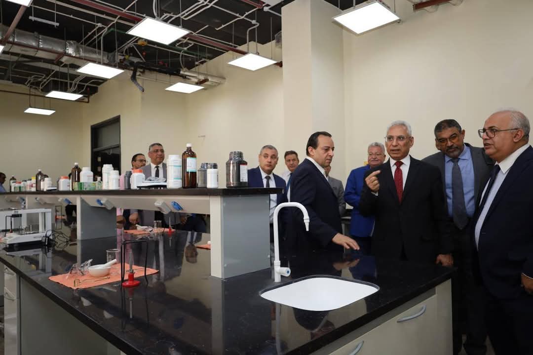 رئيس جامعة المنيا يفتتح 9 معامل تعليمية متقدمة بكلية الصيدلة بالجامعة الأهلية 1 FB IMG 1752087841673 جامعة المنيا رئيس جامعة المنيا يفتتح 9 معامل تعليمية متقدمة بكلية الصيدلة بالجامعة الأهلية موقع في الجامعة