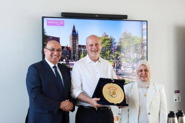 اتفاقية تعاون بين جامعتي المنصورة ومانشستر لتنفيذ برنامج مشترك في الصيدلة الإكلينيكية 9 FB IMG 1752836948828 جامعة أسيوط اتفاقية تعاون بين جامعتي المنصورة ومانشستر لتنفيذ برنامج مشترك في الصيدلة الإكلينيكية موقع في الجامعة
