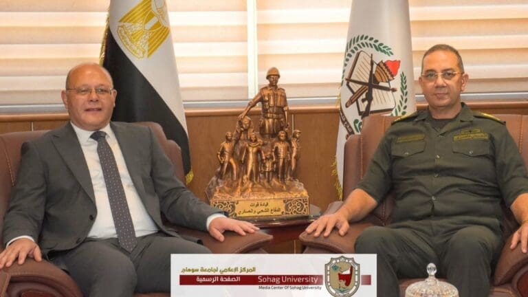 رئيس جامعة سوهاج يهنيء قائد قوات الدفاع الشعبي والعسكري الجديد 12 رئيس جامعة سوهاج يهنيء اللواء أركان حرب هشام حسني لتوليه منصب قائد قوات الدفاع الشعبى والعسكرى