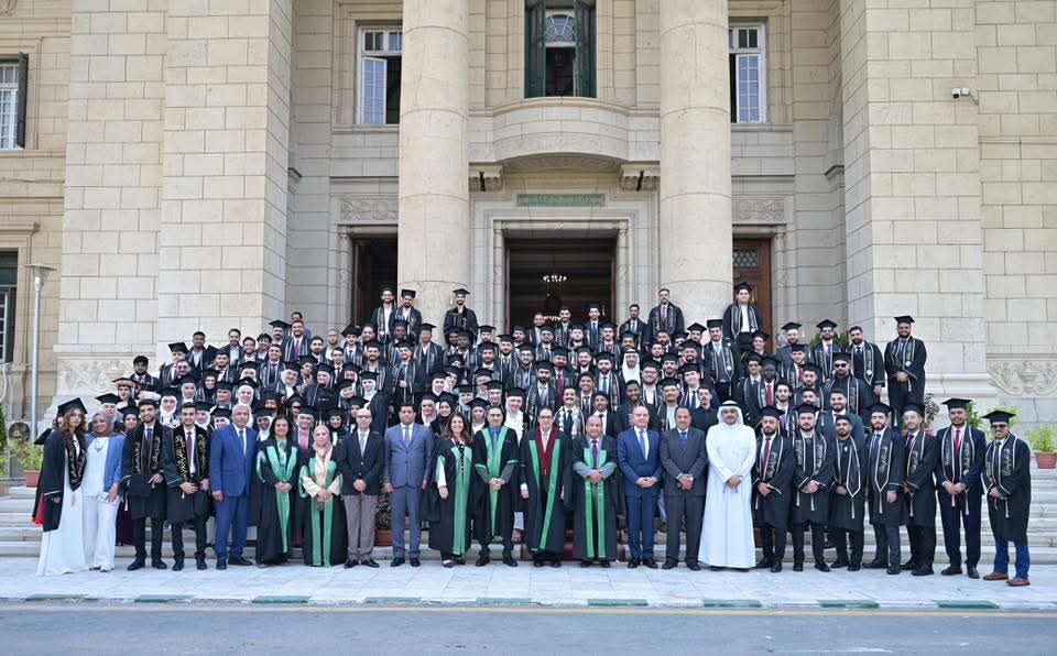 رئيس جامعة القاهرة يشهد تخريج الدفعة 97 من الطلاب الوافدين بكلية طب الأسنان 1 FB IMG 1753686705550 رئيس رئيس جامعة القاهرة يشهد تخريج الدفعة 97 من الطلاب الوافدين بكلية طب الأسنان موقع في الجامعة