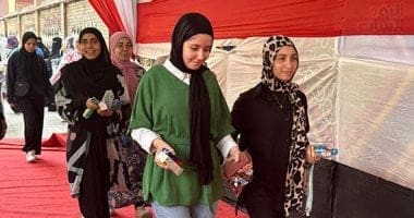 بدء توافد طلاب الثانوية العامة إلى اللجان لأداء امتحانات الأحياء والرياضيات التطبيقية والإحصاء 1 بدء توافد طلاب الثانوية العامة إلى اللجان