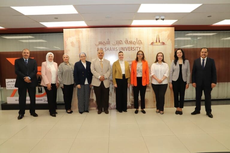 نائب رئيس جامعة عين شمس تترأس اجتماع لجنة البورد الصيدلي المصري وتعلن استحداث تخصصات جديدة بالصيدلة الإكلينيكية 1 نائب رئيس جامعة عين شمس تترأس اجتماع لجنة البورد الصيدلي المصري
