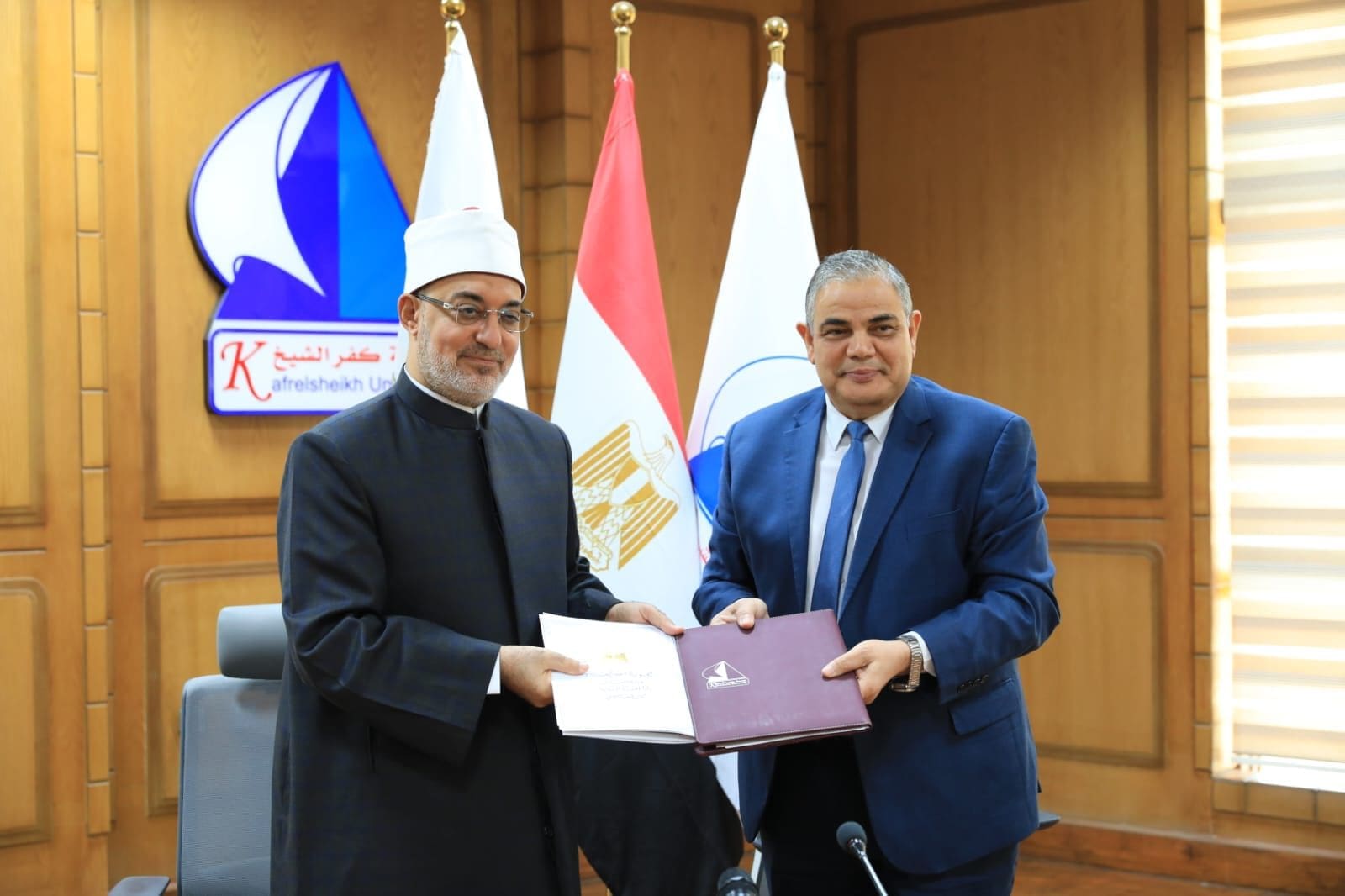مفتي الجمهورية ورئيس جامعة كفر الشيخ يوقعان مذكرة تفاهم مشتركة في مجالات الذكاء الاصطناعي والتقنيات لتطوير الخطاب الإفتائي 1 IMG 20250719 WA0065 جامعة كفر الشيخ مفتي الجمهورية ورئيس جامعة كفر الشيخ يوقعان مذكرة تفاهم مشتركة في مجالات الذكاء الاصطناعي والتقنيات لتطوير الخطاب الإفتائي موقع في الجامعة