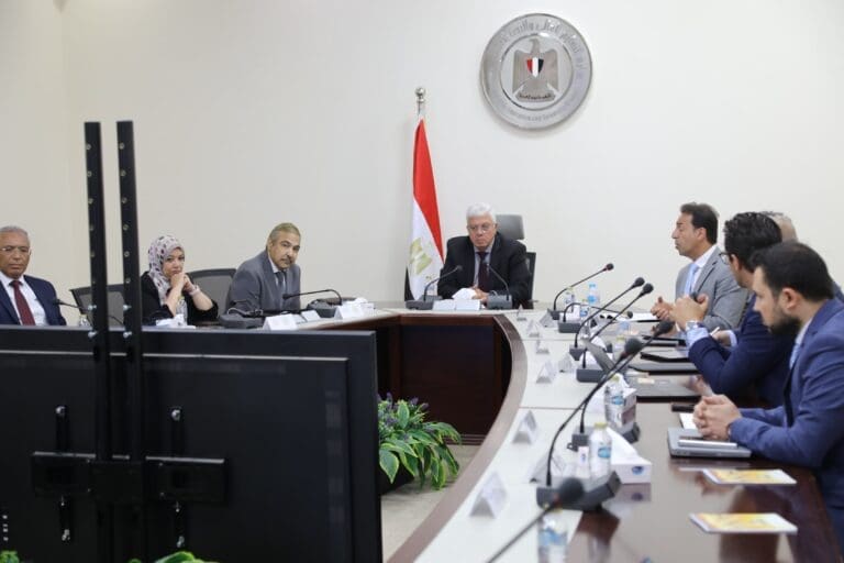 وزير التعليم العالي يعقد اجتماعًا مع ممثلي مؤسسة كلاريفيت لتعزيز التعاون المشترك 2 IMG 20250720 WA0120 معهد القطن وزير التعليم العالي يعقد اجتماعًا مع ممثلي مؤسسة كلاريفيت لتعزيز التعاون المشترك موقع في الجامعة