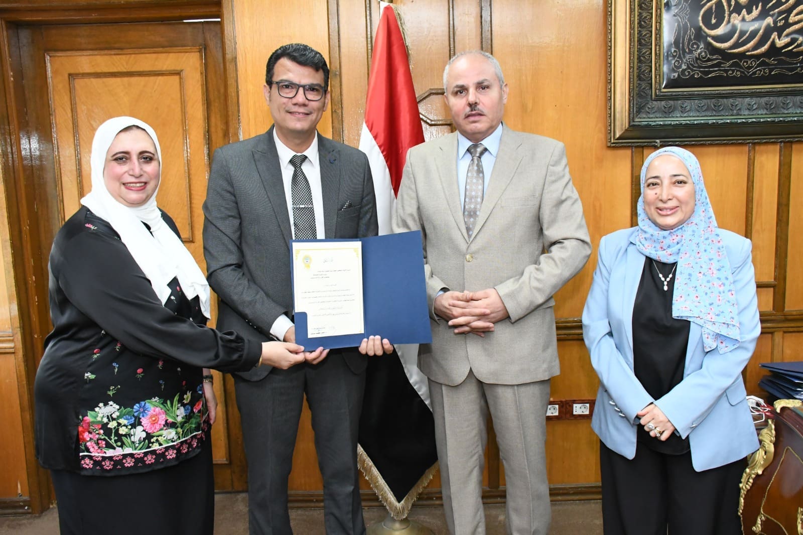قرار جمهوري بتعيين الدكتور صفوت عبد المقصود عميدًا لكلية الصيدلة بجامعة قناة السويس 1 قرار جمهوري بتعيين الدكتور صفوت عبد المقصود عميدًا لكلية الصيدلة بجامعة قناة السويس